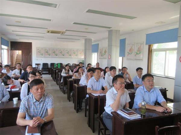 5 新河镇组织干部职工集中观看.jpg